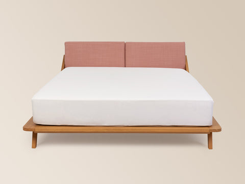 frontansicht nordic space bett aus eiche massivholz von ellenberger design mit rosa rückenpolstern für matratzengrößen ab 160cm #160-HR-180-HR-200-HR