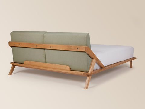 rückansicht des nordic space bettes aus eiche massivholz von ellenberger design mit grünen rückenpolstern für breiten ab 160cm #160-M-180-M-200-M