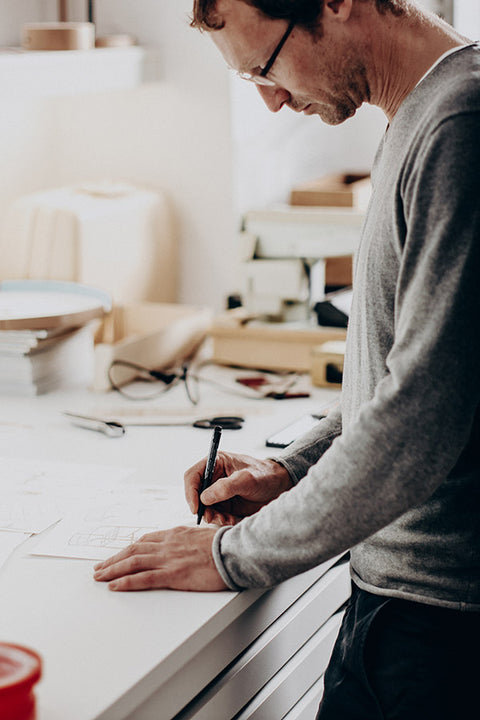 designer jannis ellenberger in seiem designstudio beim zeichenen von handskizzen
