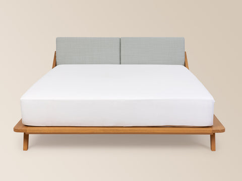 frontansicht nordic space bett aus nachhaltigem eichenholz von ellenberger design mit rückenpolstern in farngrau bettbreiten ab 160cm #160-FG-180-FG-200-FG