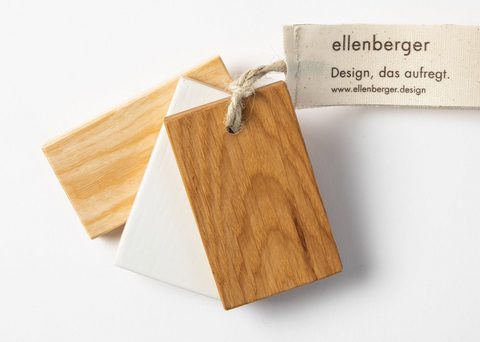 handmuster eiche geölt, esche klar lackiert und esche weiß lackiert für die möbel von ellenberger mit schild design das aufregt