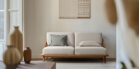 nordic space sofa mit holzgestell aus geölter eiche und polstern in der farbe natur in wohnzimmer einer altbauwohnung mit teppich bild und vasen