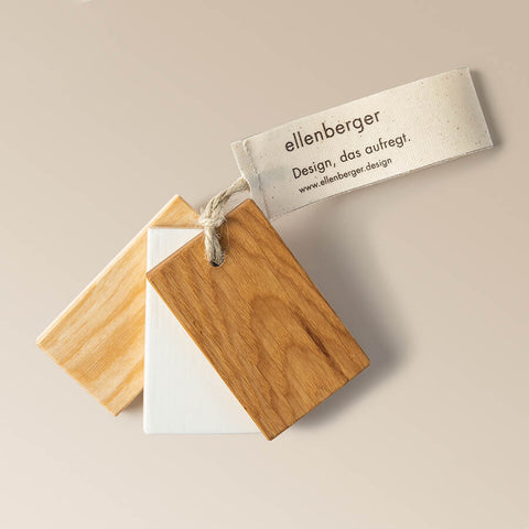 handmuster eiche geölt, esche klar lackiert und esche weiß lackiert für die möbel von ellenberger mit schild design das aufregt