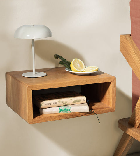 wandhängender nordic space nachtisch aus eiche massivholz mit offenem ablagefach für bücher und tischleuchte und zitronen darauf