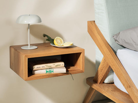nordic space nachtisch und bett aus eiche massivholz rückenpolster farngrau nachtischleuchte und zitrone auf nachttisch bücher in offenem ablagefach
