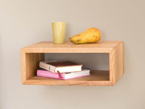 wandhängender private space nachttisch aus esche massivholz klar lackiert mit offenem fach für bücher becher und birne