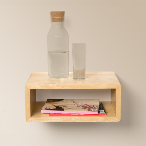 wandhängender private space nachttisch aus esche massivholz klar lackiert mit offenem fach für zeitschriften karaffe und trinkglas