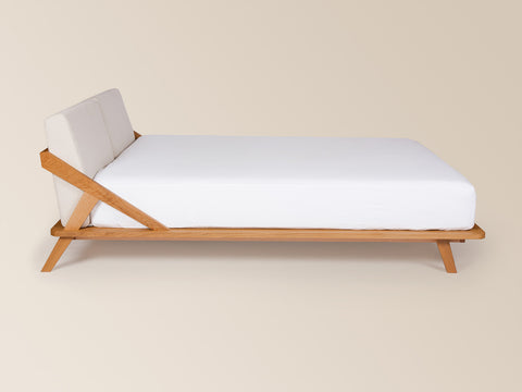seitenansicht nordic space bett aus eiche massivholz von ellenberger design mit rückenpolstern aus stoff natur für breiten ab 160cm #160-N-180-N-200-N