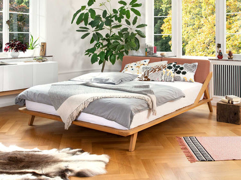 nordc space bett in skandonavischem design mit rückenpolster in bezugsstoff sandstein rot in altbremer haus mit eichenparkett #160-SR-180-SR-200-SR