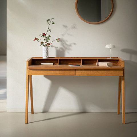 nordic sapce schreibtisch aus eiche massivholz geölt mit zwei schubksten und ablage darauf bücher tischleuchte und blumenvase
