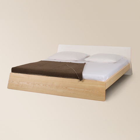 private space bett aus esche massivholz für matratzengröße 180 x 200 cm mit zwei kopfkissen und brauner decke