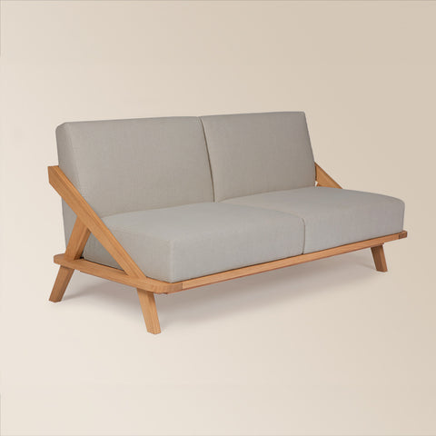 nordic space zweisitzer sofa aus eiche massivholz mit sitzpolster und rückenpolster bezogen mit möbelstoff in der farbe warmgrau
