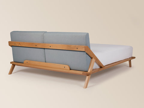 rückansicht des nordic space bettes aus eiche massivholz von ellenberger design mit blauen rückenpolstern für breiten ab 160cm #160-B-180-B-200-B