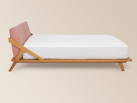 seitenansicht nordic space bett aus eiche massivholz von ellenberger design mit rosa rückenpolstern für matratzengrößen ab 160cm #160-HR-180-HR-200-HR