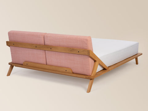 rückansicht nordic space bett aus eiche massivholz von ellenberger design mit rosa rückenpolstern für matratzengrößen ab 160cm #160-HR-180-HR-200-HR