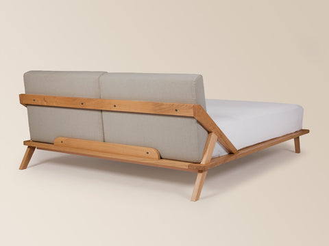 rückansicht nordic space bett aus massivem eichenholz von ellenberger design mit grauem rückenpolster ab 160cm größe #160-W-180W-200-W