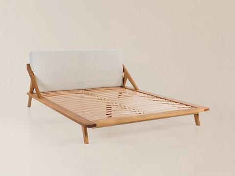 nordic space bett design bettrahmen 140x200 in eichenholz kopfteil mit polster in stoff beige natur integrierter lattenrost aus buchen federleisten #140-N