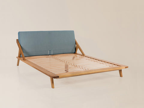 nordic space bett design bettrahmen 140x200 in eichenholz kopfteil mit polster in blauem stoff integrierter lattenrost aus buchen federleisten #140-B