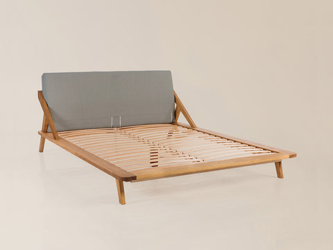 nordic space bett design bettrahmen 140x200 in eichenholz kopfteil mit polster in grauem stoff integrierter lattenrost aus buchen federleisten #140-W