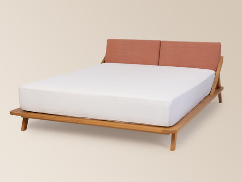 nordic space bett aus eiche massivholz von ellenberger design mit rückenpolstern sandstein rot für matratzengrößen ab 160cm #160-SR-180-SR-200-SR