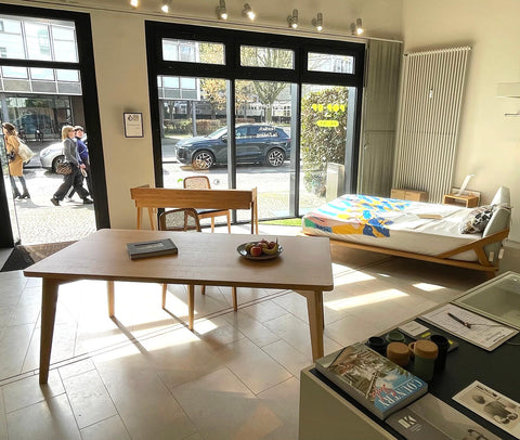 ellenberger Möbel Pop-up Store in Fedelhören in Bremen mit Nordic Space Bett. Schreibtisch und Esstisch im Schaufenster
